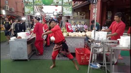 Malaysian coconut drink seller performs stunning performance to the street viewers