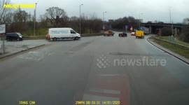 Lorry driver nearly smashes into car after driver pulls out onto M25 roundabout