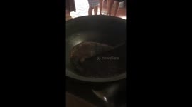 Vietnamese man uses sand to make popcorn in traditional technique
