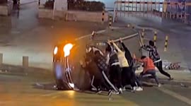 Passersby in China lift car up together to save people trapped inside