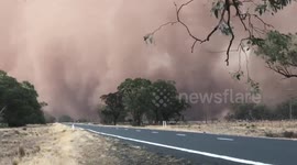 STOP THE CAR!!!  Scary Dust Storm outside Narromine NSW Australia