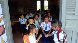 Khmer pupils use adorable ways to say goodbye to classmates