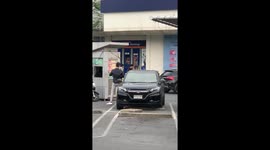 Bungling thief tries to break into ATM with crowbar in broad daylight