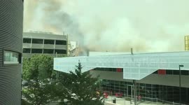 Officer worker films smoke from nearby bushfire blanketing sky in Canberra