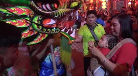 Enthusiastic Seeing Attractions at Chinese New Year, Children in Indonesia Give Angpao to the Lion Dance