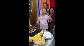 Cool grandma, 92, strikes Gen Y-style sideways peace sign posing for family pictures