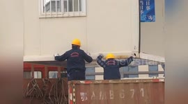 火神山首批箱式板房开始吊装