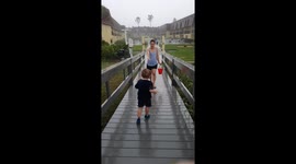 Toddler and parents caught in Florida rain