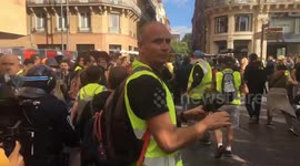 Policewoman attacked by protesters during protest in Toulouse