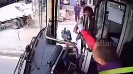 广西南宁   大妈被公交司机体温枪吓退