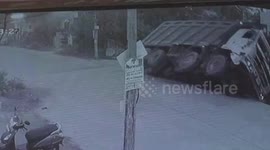 Driver scrambles to escape as stalled truck flips over on Indian roadside