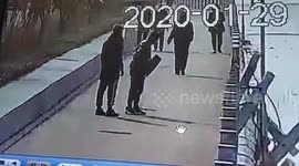 Domino effect! Guardrails fall one by one after man kicks down stone pillar in China