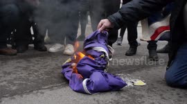 Brexit supporters burn EU flags next to Downing Street