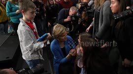 Iowa: Warren greets supporters at rally