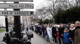 Hospital staff form human chain around Paris hospital to protest