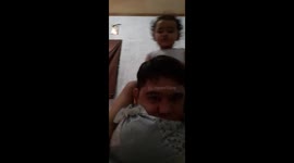the funny girl of 19 months fell on the back of her father