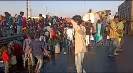Crowd risk lives to collect spilt oil from crashed tanker-truck in western India