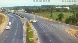 Rickshaw driver has miraculous survival following terrifying highway crash in India