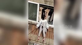 社区回应晒充气娃娃引消防救援:是真人,已做心理疏导