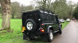 Landrover driver lends sand tracks to car stuck in the mud