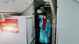 Hubei stewardess holds tears back to thank Fujian medical workers for supporting her hometown