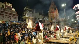 Hundreds gather to watch 'fire offering' at Indian Ganga Aarti ritual