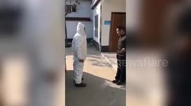 官方回应村民因未戴口罩被捆墙上:做法欠妥,警方介入