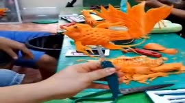 Vietnamese man sculpts this carrot into impressive 'fish artwork' like a pro