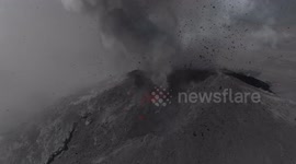 El fuego continues with erupting
