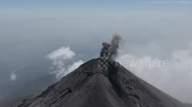Approaching to El fuego while leting out a plume of the ash