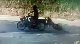 Thai motorcyclist drags street vendor along road after stealing his phone