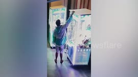 CCTV men captures 'thieves tilting claw grabber machine to steal toys'