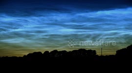 Rare cloud formation that looks like the Northern Lights is captured in stunning timelapse