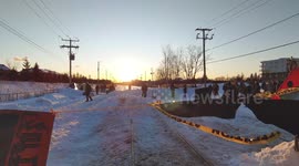 Canada: Wet'suwet'en supporters block railway near Montreal, Quebec