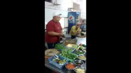 Vietnamese chef shows off skill at juggling knives