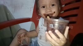 The funny thing is the expression of a toddler, the ice cream runs out and wants to ask for more.
