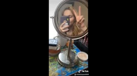 Completely colorblind US girl shows TikTok followers how she does makeup