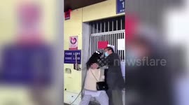 女子强闯隔离楼被拦 连扇志愿者耳光