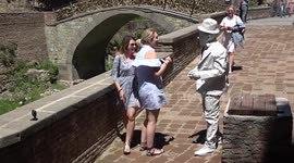 Human statue scares passerby in hilarious prank