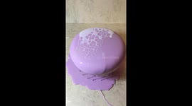 German Chef creates oddly satisfying mirror glaze