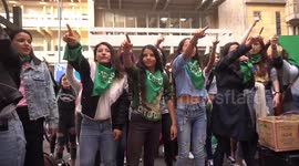 Anti and pro-abortion protesters face off in Bogotá