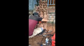 Vietnamese man makes beautiful wooden statue with chainsaw and chisel