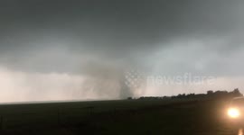 Storm chaser captures moment tornado narrowly misses house in Oklahoma