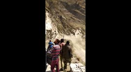 Sudden landslide in northern India leaves hundreds of vehicles stranded