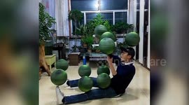 Skilful basketball enthusiast manages to spin ten balls on his body at once