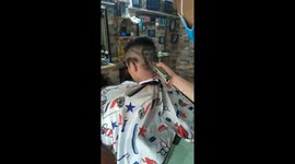 The barber shaped the Monkey King in Journey to the West on the hair of a man