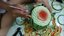 Vietnamese fruit artist creates sunflower from watermelon