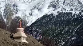 Footage shows massive avalanche hit village in northern India