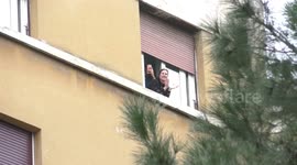 Coronavirus: Italians take to balconies to applaud their health workers