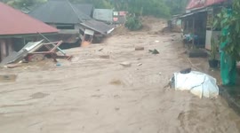 Terrifying moment flash floods hit market in Indonesia